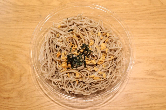 冷しぶっかけそば（ラー油） ミニストップ：429円　麺は大量300g！　具材少なめで単調さこそあるが、バチバチに辛いラー油が全体をうまくまとめている。ちょい足しがハマる！