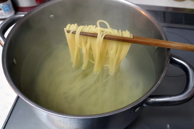（２）ゆでる！　大きめの鍋にお湯を沸かし、パスタをゆでる。太さや種類はお好みのもので構わないが、やっぱりジャンクフードには極太麺がベストマッチング。ぜひ、極太パスタを使おう！