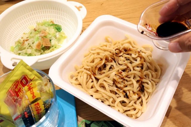 （４）仕上げ！　さらにすべてのふりかけ類、マヨ＆調味油と、一平ちゃんのスパイスをかければ完成。味の厚みはまさにオールスターだ！