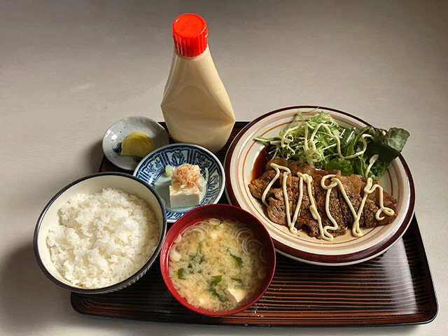 「あらい食堂」の焼き肉定食はマヨネーズチューブがセットで出てくる
