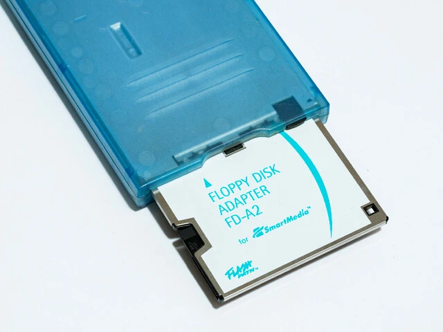 デジカメでも使われていた記録媒体「スマートメディア」をフロッピーに変換するアダプター。USB普及以前はカードリーダーのケーブルもさまざまで、結局PCに標準搭載のフロッピーが手軽だったという例