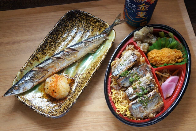 【焼さんま&さんま弁当】信頼のスーパー「ライフ」の惣菜とお弁当で、2025年の豊漁を祝したさんまづくし晩酌を堪能！：パリッコ『今週のハマりめし』第206回
