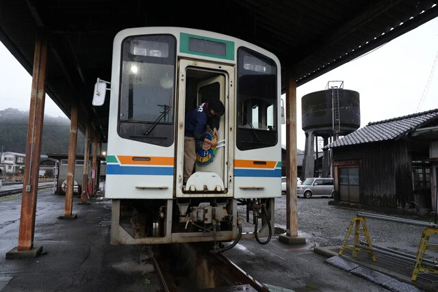 手際よくヘッドマークを付けていく