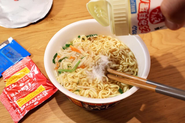 (2)とろみ! (1)に粉末スープを入れたら水溶き不要タイプの片栗粉も入れてよくかき混ぜ、通常よりもスープにとろみをつけよう。仕上げに液体スープを入れるのも忘れないように