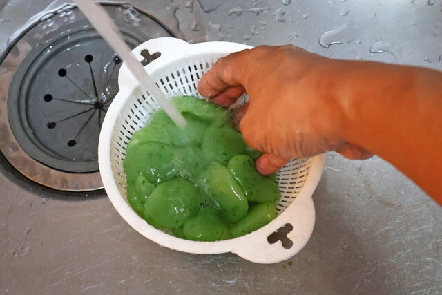 (1)洗う! 刺し身こんにゃくは水と一緒にパッケージされている。まずはざるに上げて水を切り、水道水で軽く水洗いしてぬめりを取ろう。その後、しっかりと水気を切っておくこと