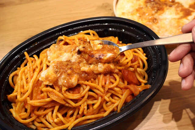 (2)移植! スパゲッティーのパンチョでテイクアウトしたナポリタンを温めたら、(1)で回収したソースを上からかける。2種のソースは混ざってしまっても問題ない。できるだけ移植しよう