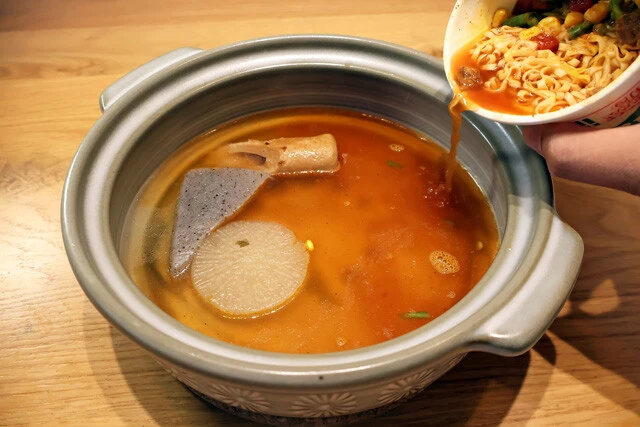 先にスープだけを入れるとピリ辛トマトおでん風に味変可能。シメで麺を入れ、軽く煮込んで食べると絶品和風トマトラーメンに！