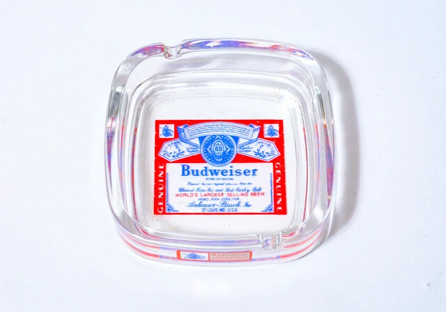 プラスチック、金属からガラスまでさまざまな灰皿があった。リボンロゴのものも