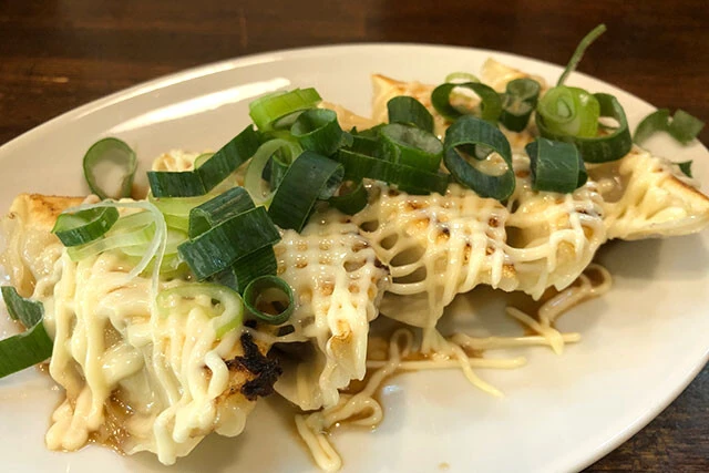 「らーめん絆家」の「まよポン餃子」。さっぱりしたポン酢とコクのあるマヨが意外と合う! 餃子のおいしさを引き立てていた