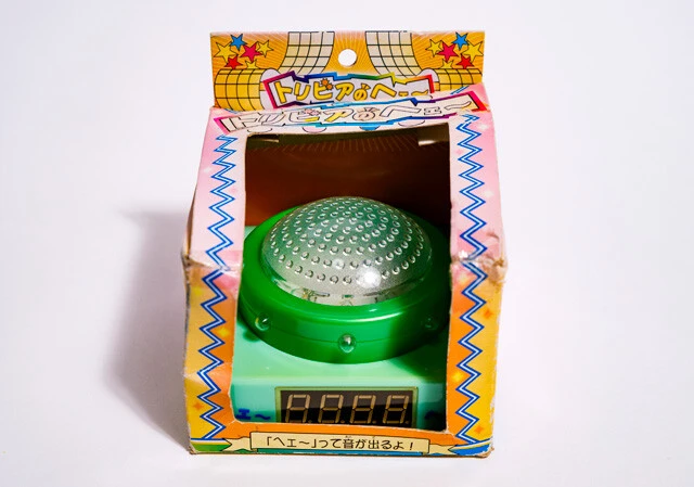 クレーンゲームの景品だった類似品「トリビアのヘェ~」。数字が4桁ある。100円ショップで販売されていた、スイッチ型の小型照明を流用したと思われる