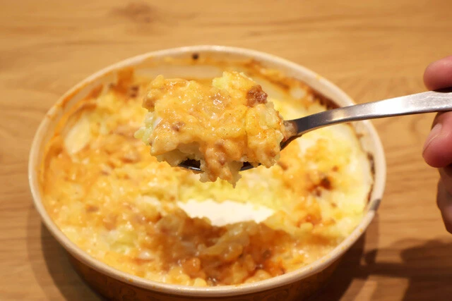 (5)食べる! ミラノ風ドリア風にカスタムしたナポリタンは最高にウマいが、残されたドリアのターメリックライスもソースがほんのり残るのでバッチリウマい。こちらもしっかり食べよう!