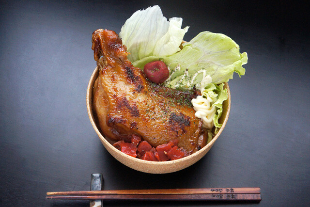 【メリークリスマス丼】この時期だけの密かな楽しみ。スーパーのローストチキンで作る「メリークリスマス丼」の嬉しさが、サンタさんからのプレゼント級：パリッコ『今週のハマりめし』第218回