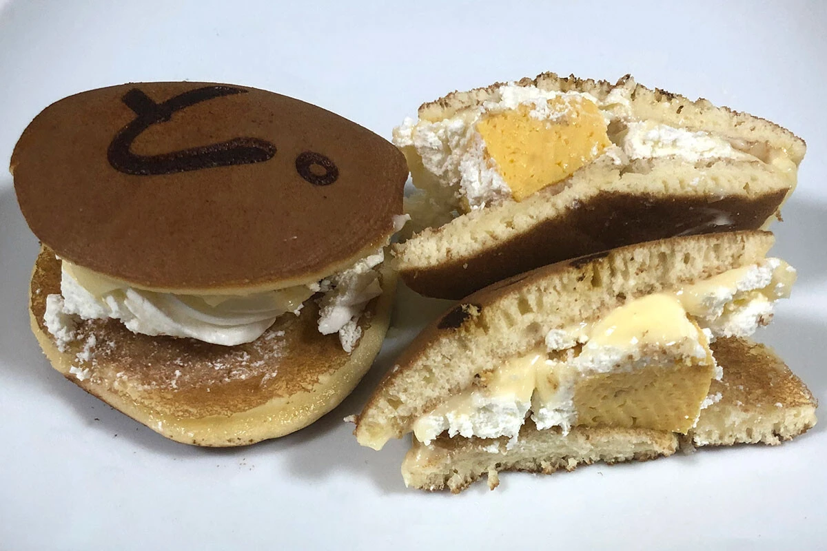 「橋元堂豊嶋屋」の「マヨネーズどらやき」。マヨの酸味と生クリームや卵焼きの甘さが絶妙にブレンドされた独特な味わいだった