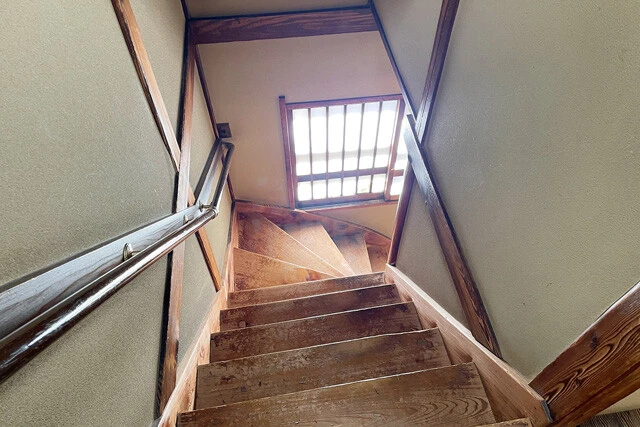 急な階段を上って2階へ