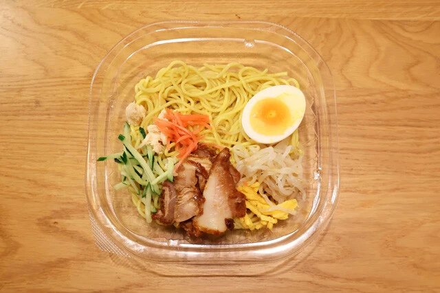 冷し中華 ローソン：599円　正統派冷やし麺の最高峰。醤油＋酸味の王道スタイルで具材も多め。ストレート麺は喉越しが抜群に良く、総じて完成度が高い！