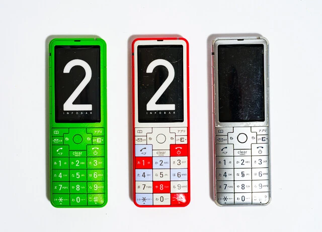 2代目。右からSILVER、NISHIKIGOI、MIDORI。他にはWARM GRAYがラインナップ