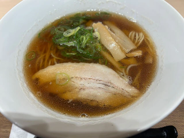 7月に松屋フーズが東京・新宿に開業したラーメン専門店「松太郎」。写真の「醤油ラーメン」は680円と、低価格路線で勝負に出た。自社工場で製造した麺はつるつるとした喉越し。全席カウンターで、ひとり客でも入りやすい