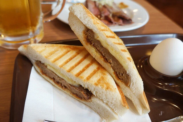 ハンバーグとチーズのみのシンプルな構成