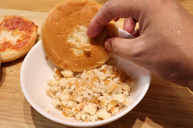 （３）パン粉！　パン粉は下側のバンズ（ヒール）の底面を指でこすると作ることができる。猫の頭をかいてあげるような手つきでこするとボロボロとパン粉を生成させることができるぞ