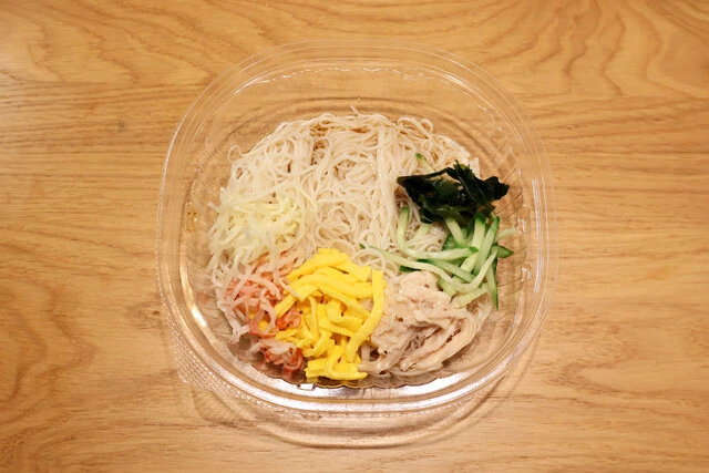 6種具材の冷しぶっかけ手延素麺 ファミリーマート：498円　「揖保乃糸」の繊細な食感が心地よい。量は少なめだが具材は豊富で見た目華やか。ごちゃまぜにすると一口ごとに印象が変わりウマい！