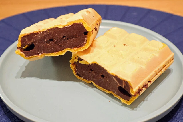 【チョコモナカジャンボの中身ぜんぶチョコ】チョコモナカジャンボの中身をオールチョコにしてしまったアイスというか、分厚いチョコ!<野島慎一郎のバカレシピ>