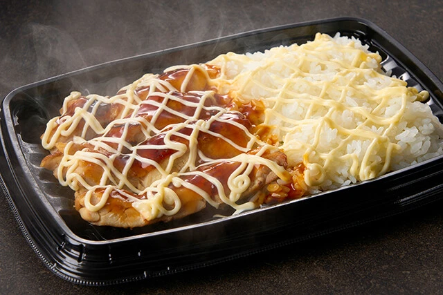 「いまさら気づいたテリヤキチキンはテリヤキのタレと大量のマヨネーズで食べるからうまいんだ　白すぎるテリヤキチキン弁当」538円すでに販売されている「白すぎる豚の生姜焼き丼」に続く、「白すぎる」シリーズ。マヨネーズ好きにはたまらないテリヤキチキン弁当だ。白米にもマヨネーズがかかっている