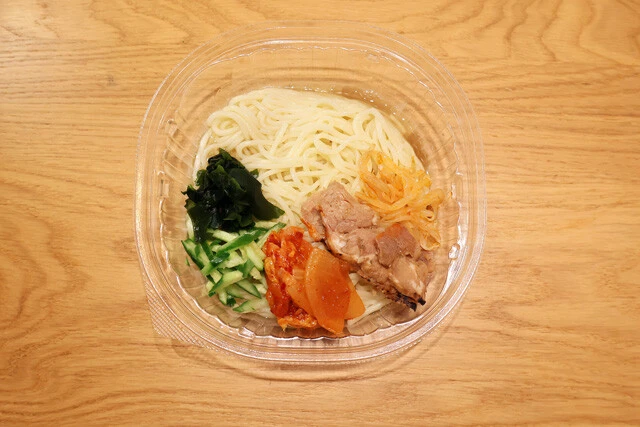 牛スープの旨み 盛岡風冷麺 ファミリーマート：578円　商品名のとおり牛スープのウマみが際立つ冷麺。具だくさんで、なおかつスパイシーな肉が多めなのがうれしい。麺は弾力しっかり