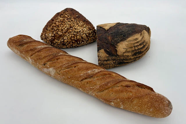 （手前）バゲット 464円、（左奥）三種のタネパン 620円、（右奥）パン ラミジャン 505円、／ル シュクレクール 北新地　大阪市北区堂島浜1-2-1　Tel06-6147-7779