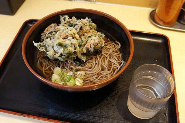 【モズクとワカメのかき揚げそば】立ち食いそば最高峰のひとつ「よもだそば」で食べる期間限定メニューで、心身を奮い立たせる朝：パリッコ『今週のハマりメシ』第178回