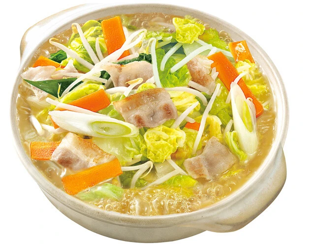 「岐阜タンメン」のニンニクと豚ガラが利いたスープを、鍋つゆに昇華。白菜やキャベツがとにかく進む! 3~4人前で、薄めずストレートで使える。写真は調理例
