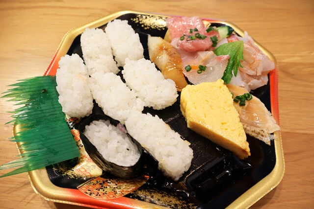 (1)分解! スーパーなどですしのパックを調達したらネタとシャリを分解する。シャリは使わないので食べてしまって構わない。すしネタの種類はなんでもOK。お好みのものを選ぼう