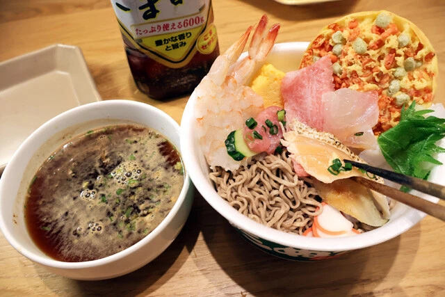 (4)仕上げ! 麺の水気をしっかり切ったらすしネタをのせ、その上からタレをかける。さらに小えび天ぷらを添えたら完成。完全に和風なのにしっかり冷やし中華。新感覚のウマさだ!