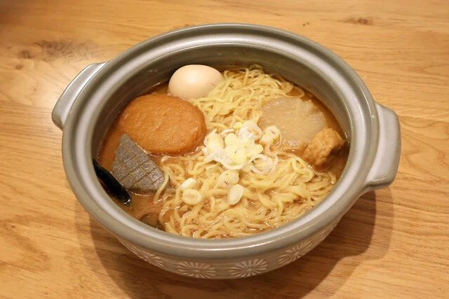 おでんをある程度食べたら味噌スープとゆでた中華麺を投入。味噌ラーメンと味噌おでんのいいとこ取り。バターを足してもウマい！