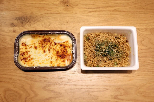 (1)想像! バカレシピはイマジネーション。同じくらいのサイズ感のフードがあったら、まず合体させることを想像してみよう。ラザニアのダブルソースがペヤングに合わないはずがない!