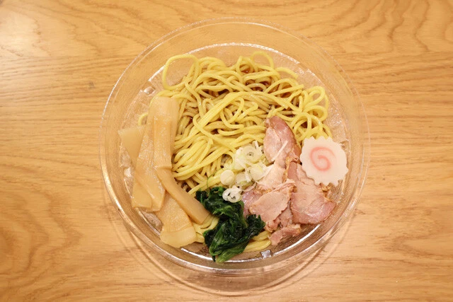 冷し生姜醤油ラーメン  ローソン：599円　主張強めな生姜醤油スープが麺にどっぷり絡む。酸味はなくともショウガの後味でサッパリ。メンマとチャーシューは存在感あり！