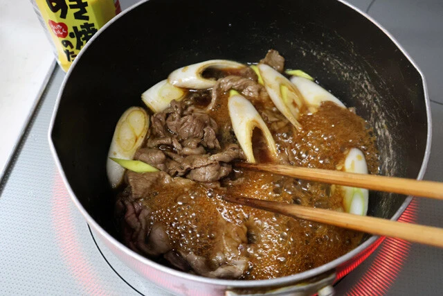 (1)すき焼き! 鍋に油を薄く引き、牛肉を軽く焼いたら薄切りにしたネギとすき焼きのたれを入れてそのままネギがしんなりするまで煮詰める。油はなんでもOKだが、牛脂を使うと風味が出る