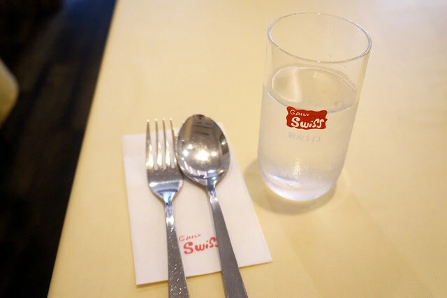 ロゴ入りのグラスや紙ナプキンがかわいい