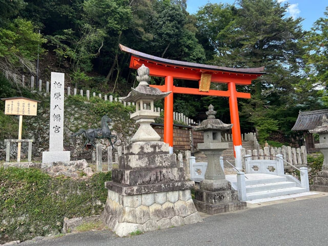 柏原町内には織田氏の末裔を祭る織田神社（上）や明智光秀が本陣を置いたとされる柏原八幡宮（下）など歴史好きにはたまらないスポットもある