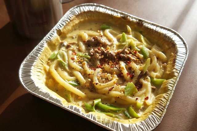 【アルミ鍋うどん】秋冬の風物詩、アルミ鍋うどんカレー味の牛乳アレンジが想像を超えたうまさだった!:パリッコ『今週のハマりメシ』第174回