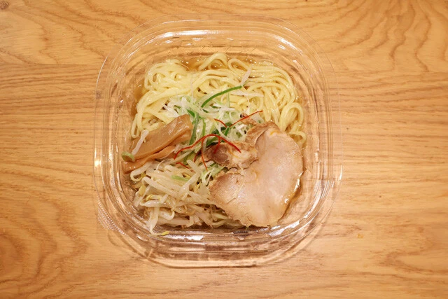 冷し煮干し醤油ラーメン セブン-イレブン：583円　スープはさらっとしているのに煮干し感強めで深みのある味。麺は全粒粉入り。細かい具材のシャキシャキ食感が絶妙なアクセント