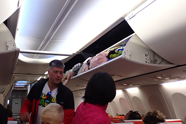 バンコク－上海便では、規定以上の手荷物を持ち込む乗客が多い。すぐそばに荷物を収めるには、早めの搭乗が必須