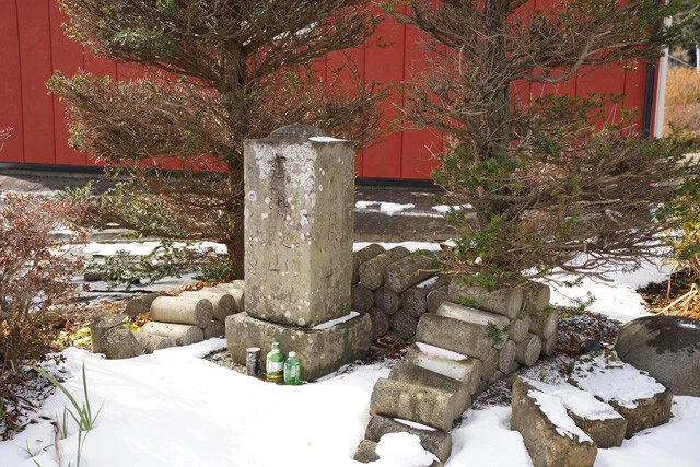 グーグルマップに登録されている湯殿山碑、お茶やコーヒーが置かれ、今でも大事にされている