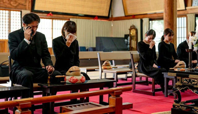 一般葬よりも低価格で催すことができる家族葬だが、一方で「香典収入」が限られるため、コスト面のメリットは低い