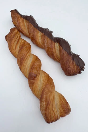 （手前）ボーのクロワッサン 184円、（奥）ボーのチョコクロワッサン 205円／ボーノベーカリ　大阪市西区南堀江2-9-16　Tel06-6684-8860