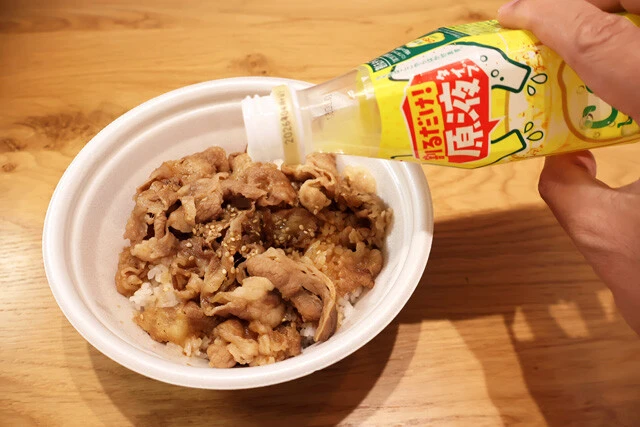 C.C.レモンカルビ丼 カルビ丼にC.C.レモン原液を1周回しがけ。まろやかな酸味がたれの味とマッチし激しくウマい! 写真はすき家の牛カルビ焼肉丼を使用