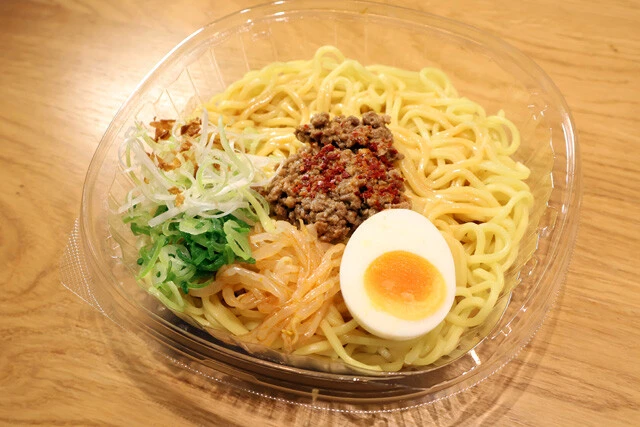 さっぽろ純連監修 冷し味噌担担麺(まぜそば) ファミリーマート:598円 味噌と担々麺の中間のような味わい。味噌とごまのコク深さの後にピリ辛感や花椒の香りが追走。肉そぼろが麺によく絡むのもうれしい