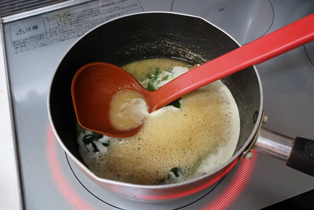 (3)再加熱! 麺を食べ終えたら鍋でスープを再加熱。その際におろしニンニクをやりすぎなくらいにたっぷりと入れ、そのままグツグツと煮立たせる。いい具合にニンニクの刺激が和らぐぞ