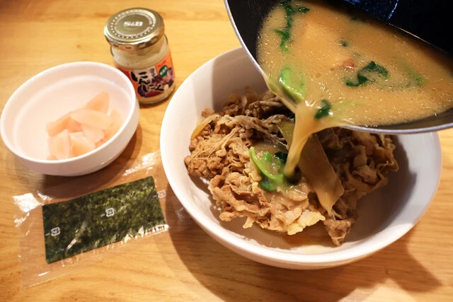(4)ぶっかけ! テイクアウトした牛丼を温めたら大きめの丼に移し、その上から再加熱したスープを豪快にぶっかけ、スライスした新生姜を添えれば完成だ。最強パワフルな牛丼を堪能せよ!