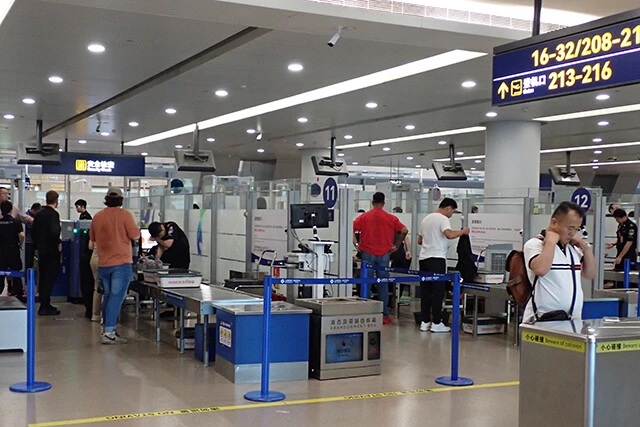 上海浦東空港での乗り継ぎには保安検査が必要。モバイルバッテリーは容量が160Wh以上のもの、不明なものはいや応なく没収されてしまうので要注意