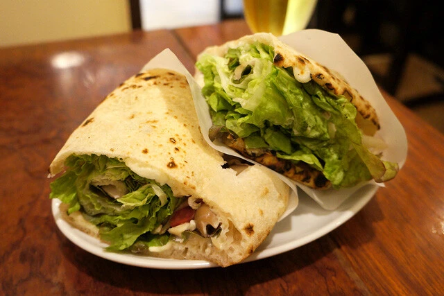 【ジンガラ】ピザ窯で焼き上げられた本格ピザで作る野菜たっぷりパニーニに、身体中の細胞が歓喜する :パリッコ『今週のハマりメシ』第179回